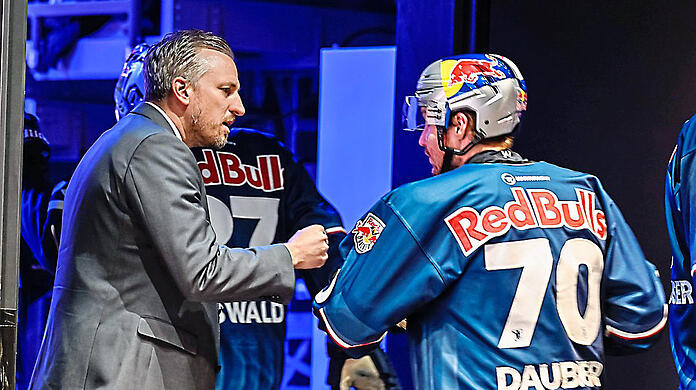 Nah dran an der Mannschaft: EHC-Trainer Max Kaltenhauser (l.) klatscht mit Verteidiger Maximilian Daubner ab.