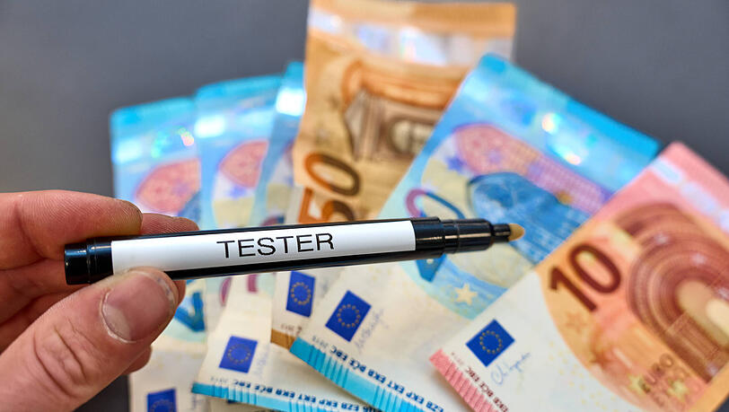 Mit einem Falschgeld-Tester-Stift lässt sich schnell herausfinden, ob es sich um eine Blüte handelt.