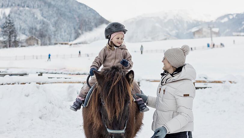 Das Feriendorf Holzleb´n in der verschneiten Kulisse des Großarltals ist gerade im Winter ein Sehnsuchtsort.