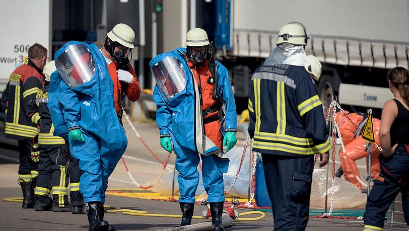 Insgesamt waren rund 150 Einsatzkr&auml;fte von Feuerwehr, Rettungsdienst und Polizei vor Ort.