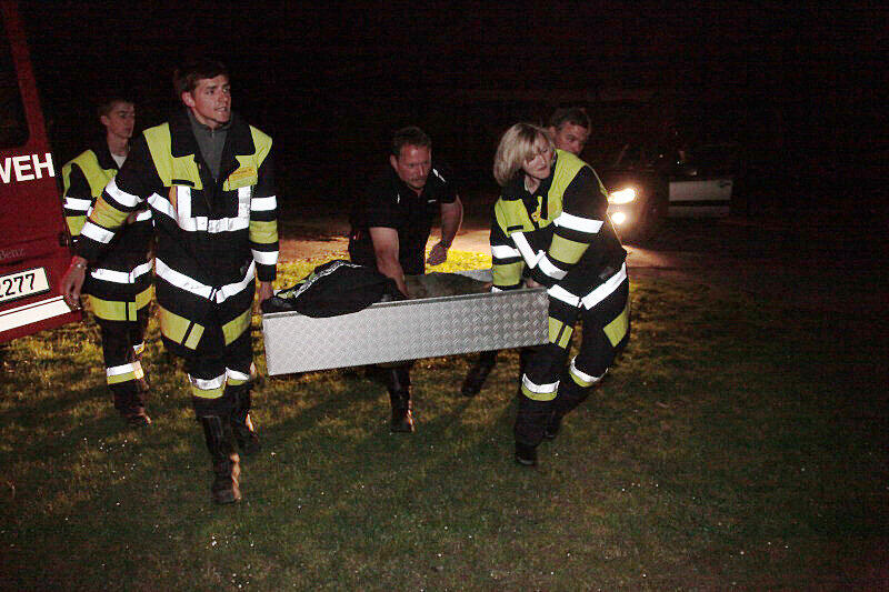 Feuerwehr und Wasserwacht retteten die Rehe aus dem wWsser und brachten sie zum Aufwärmen in eine Scheune.