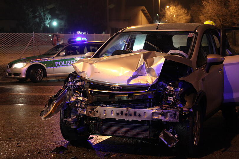 Zwei Leichtverletzte gab es am frühen Morgen gegen sechs Uhr in Waldkraiburg, als ein Seat einem Ford die Vorfahrt nahm. Die Bilder...