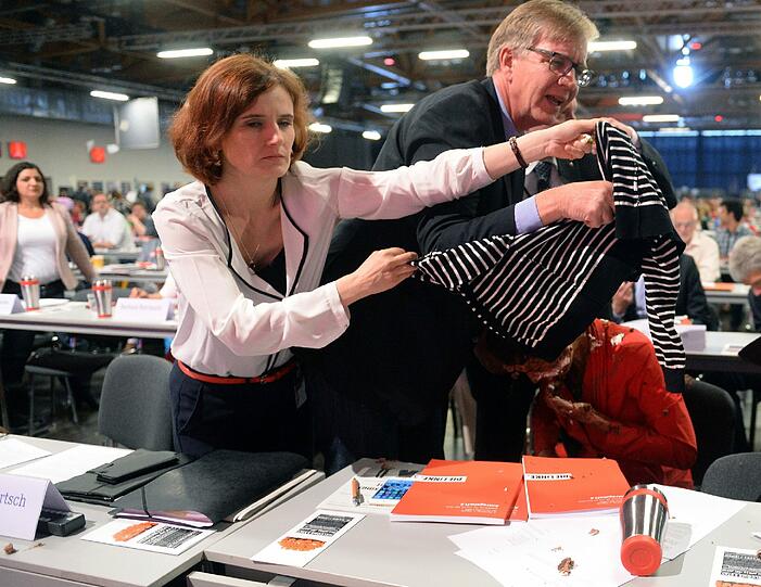 Eklat in Magdeburg: Die Linken-Fraktionschefin Sahra Wagenknecht ist auf dem Linken-Parteitag mit einer Torte beworfen worden. Die Bilder!