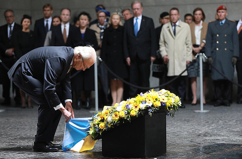 König Carl Gustaf legt in der Zentralen Gedenkstätte für die Opfer von Krieg und Gewaltherrschaft, der Neuen Wache, einen Kranz nieder.