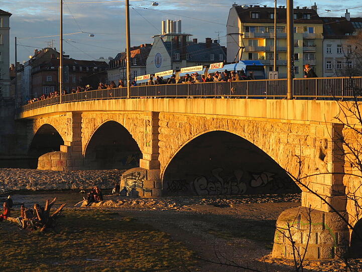 AZ-Leser Ðorðe Matkoviæ hat Schönes und Kurioses an der reichenbachbrücke fotografisch festgehalten.