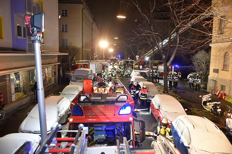 In der Nacht ist in Schwabing in einem Mehrfamilienhaus ein Wohnungsbrand ausgebrochen.