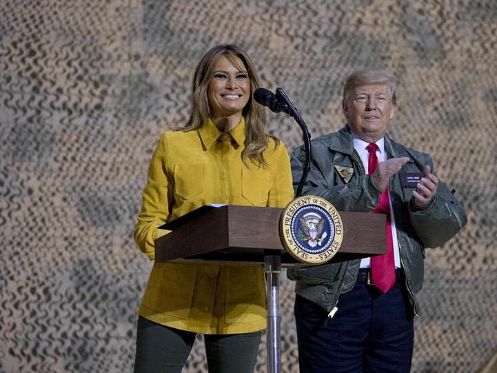 Melania Trump ist auch zu Besuch auf der Militärbasis.
