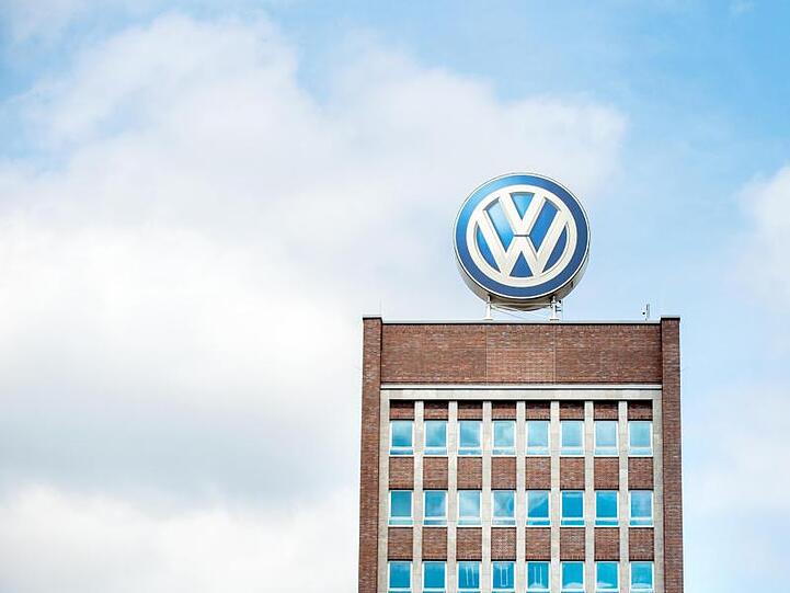 Das Volkswagenlogo auf dem Dach des Verwaltungshochhauses des VW-Werks. Foto: Hauke-Christian Dittrich/Archiv