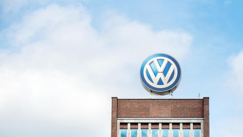 Das Volkswagenlogo auf dem Dach des Verwaltungshochhauses des VW-Werks. Foto: Hauke-Christian Dittrich/Archiv Das Volkswagenlogo auf dem Dach des Verwaltungshochhauses des VW-Werks. Foto: Hauke-Christian Dittrich/Archiv