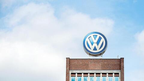 Das Volkswagenlogo auf dem Dach des Verwaltungshochhauses des VW-Werks. Foto: Hauke-Christian Dittrich/Archiv
