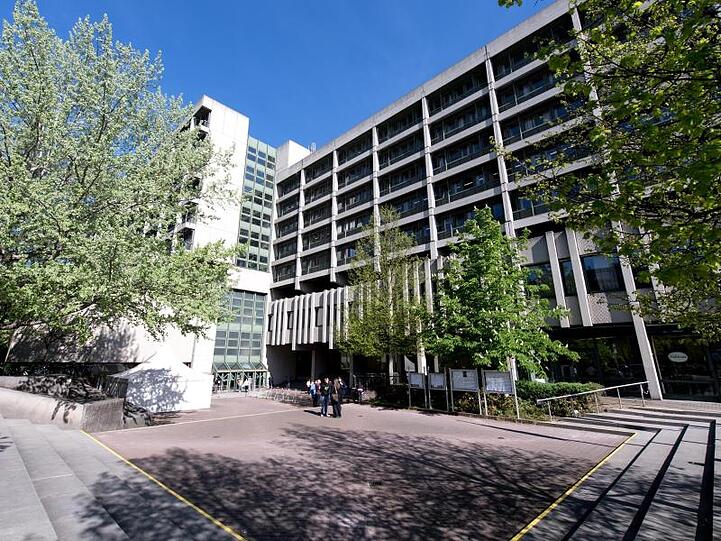 Das Gerichtsgebäude für das Amtsgericht, das Landgericht I und II, das Oberlandesgericht und die Staatsanwaltschaft in der Nymphenburger Straße in München.
