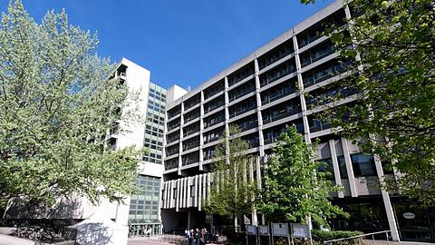 Das Gerichtsgebäude für das Amtsgericht, das Landgericht I und II, das Oberlandesgericht und die Staatsanwaltschaft in der Nymphenburger Straße in München.