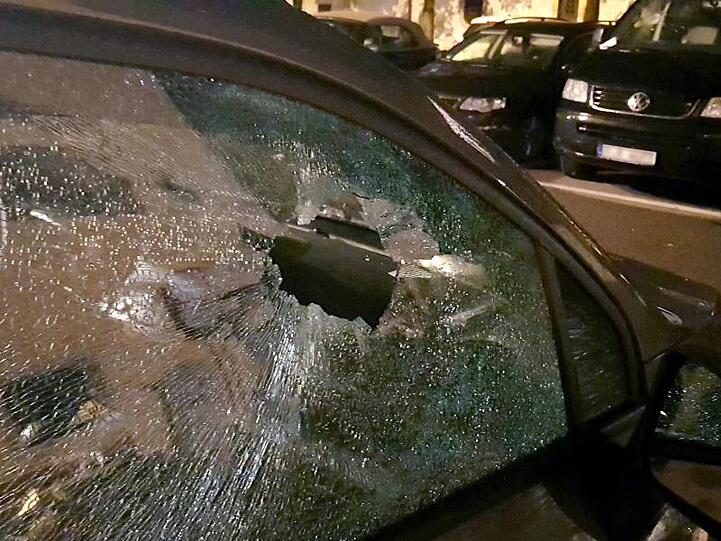 Ein Fahrzeug mit zerstörter Scheibe steht nach den Ausschreitungen in Regensburg am Straßenrand. Foto: Alexander Auer/Archiv
