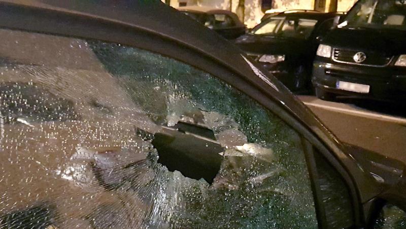 Ein Fahrzeug mit zerstörter Scheibe steht nach den Ausschreitungen in Regensburg am Straßenrand. Foto: Alexander Auer/Archiv Ein Fahrzeug mit zerstörter Scheibe steht nach den Ausschreitungen in Regensburg am Straßenrand. Foto: Alexander Auer/Archiv