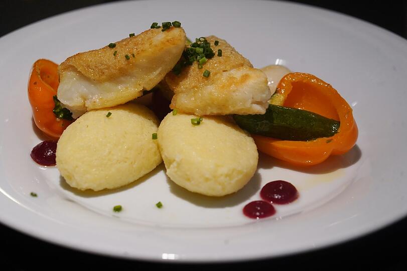 Vierter Gang (mit Fisch): Heilbuttfilet mit Parmesankruste, jungem Marktgemüse, Griesnockerl und Rote-Beete-Gel.