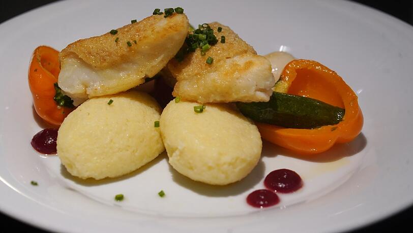 Vierter Gang (mit Fisch): Heilbuttfilet mit Parmesankruste, jungem Marktgemüse, Griesnockerl und Rote-Beete-Gel.