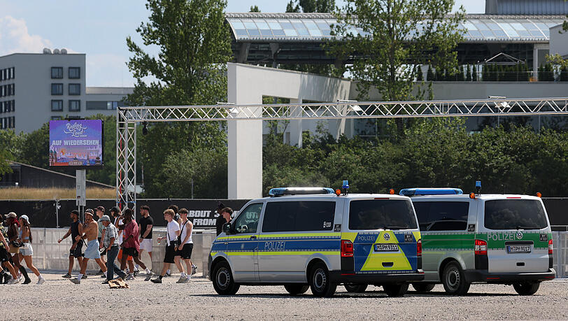 Polizeiautos stehen an der Messe Riem im Eingangsbereich des Rolling-Loud-Festivals. Bei dem großen Rap-Festival mit mehr als 40.000 Besuchern war es es zuvor am Wochenende zu Ausschreitungen und zu Verletzten gekommen.