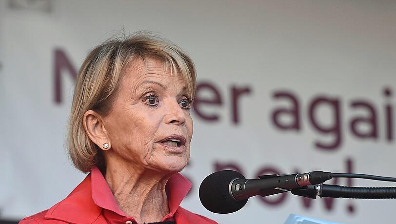 "Es ist eine Selbstverständlichkeit für mich, auf die Straße zu gehen": Uschi Glas spricht bei der Gedenkveranstaltung "365 Tage – München gegen Antisemitismus" anlässlich des ersten Jahrestages des Überfalls der Hamas auf Israel auf dem Odeonsplatz.