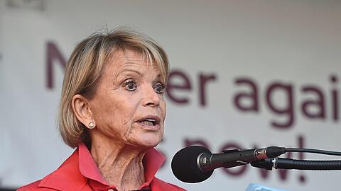 "Es ist eine Selbstverständlichkeit für mich, auf die Straße zu gehen": Uschi Glas spricht bei der Gedenkveranstaltung "365 Tage – München gegen Antisemitismus" anlässlich des ersten Jahrestages des Überfalls der Hamas auf Israel auf dem Odeonsplatz.
