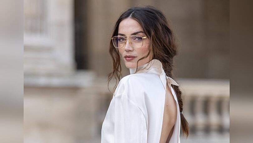 Ana de Armas bei ihrer Ankunft zur Fashion Show von Louis Vuitton in Paris mit angesagter Brille mit filigraner Metallfassung in Gold.
