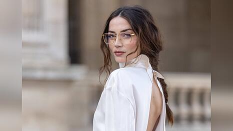 Ana de Armas bei ihrer Ankunft zur Fashion Show von Louis Vuitton in Paris mit angesagter Brille mit filigraner Metallfassung in Gold.