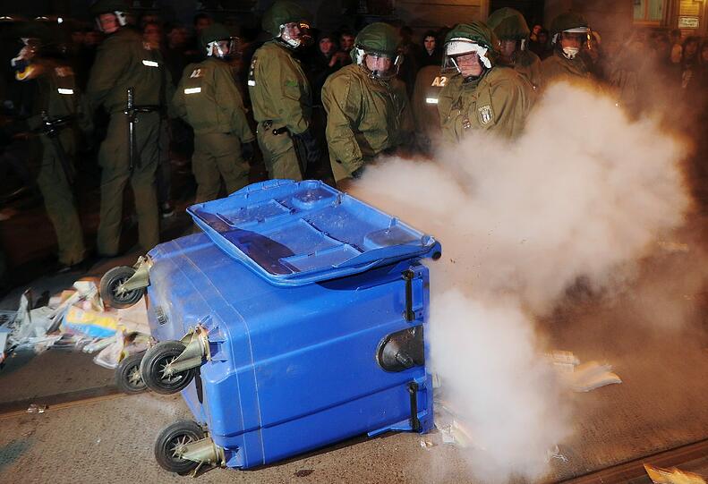 Ein Großaufgebot der Polizei versucht in der Nacht auf den 1. Mai, in der es in jedem Jahr zu gewaltsamen Ausschreitungen kommt, für Ordnung zu sorgen. Die Bilder
