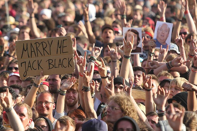 Heiße Rocker, wilde Punks und johlende Fans - auf den beiden Festivals Rock im Park und Rock am Ring feierten über 100.000 Rockfans am Wochenende ihre Lieblingsband. Unter anderem mit dabei: Metallica, Die Toten Hosen, The Ting Tings und Rapper Cro.