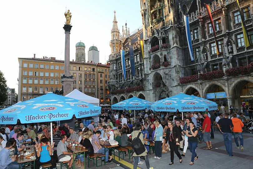 Auch auf dem Marienplatz war einiges los - Livemusik, Bühnen-Shows und kleine Snacks lockten tausende Münchner nach Feierabend in die Innenstadt.