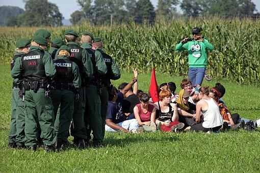 Nahe eines Maisfeldes treffen die Polizisten auf die Asylbewerber und ihre Unterstützer.