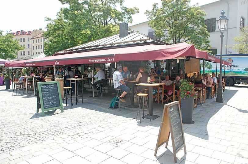 Viktualienmarkt: Der ständige, vorwiegend aus festen Buden bestehende Markt für Lebensmittel verkörpert in besonderer Weise die städtische Markttradition.