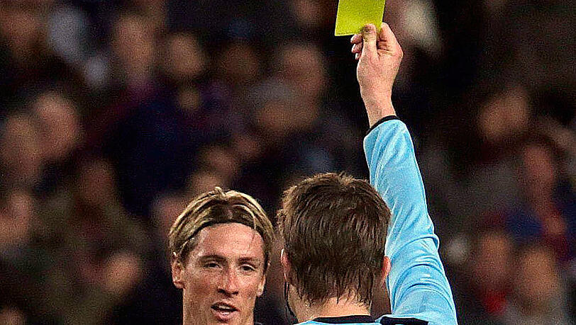 Wendepunkt des Hinspiels: Brych (l.) zeigt Torres (r.) Gelb-Rot. Wendepunkt des Hinspiels: Brych (l.) zeigt Torres (r.) Gelb-Rot.