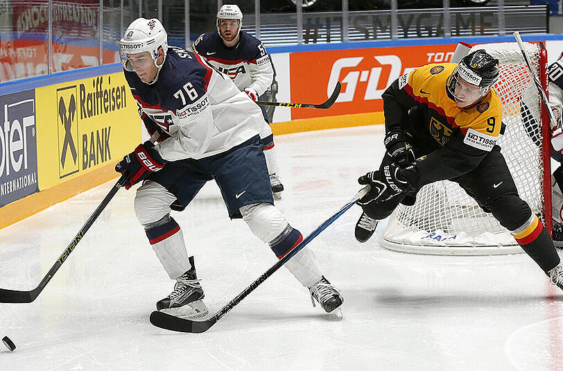 Jerome Flaake (ganz rechts) attackiert den US-Amerikaner Brady Skjei. Szene aus dem WM-Vorrundenspiel in St. Petersburg/Russland (3:2).