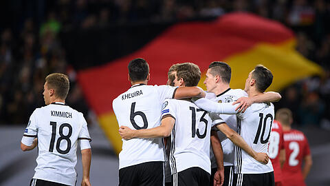 Nicht zu stoppen! Das DFB-Team feiert den Treffer von Julian Draxler zum zwischenzeitlichen 1:0.
