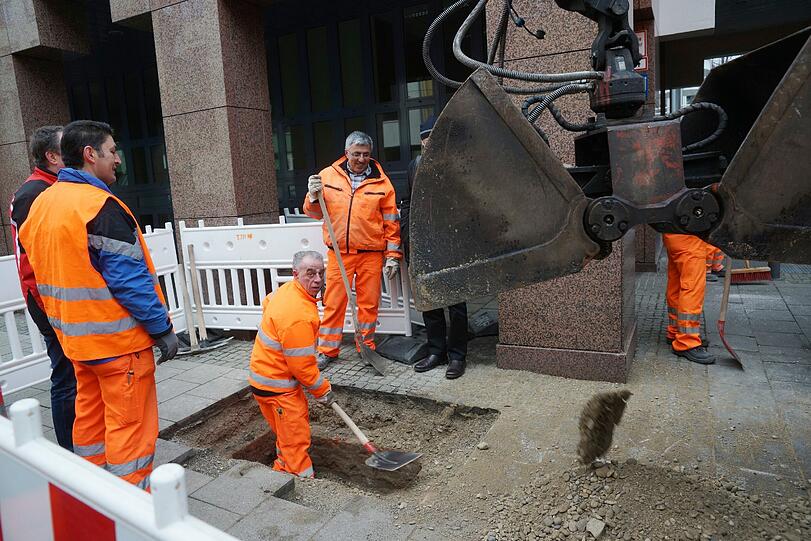Mitarbeiter des Baureferats verfüllen den Schacht mit Kies und Beton.