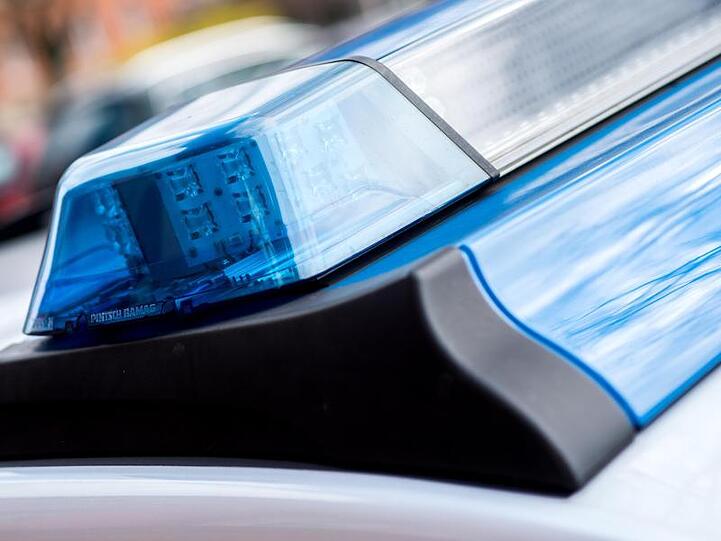 Das Blaulicht an einem Einsatzwagen der Polizei. Foto: Hauke-Christian Dittrich/dpa/Symbolbild