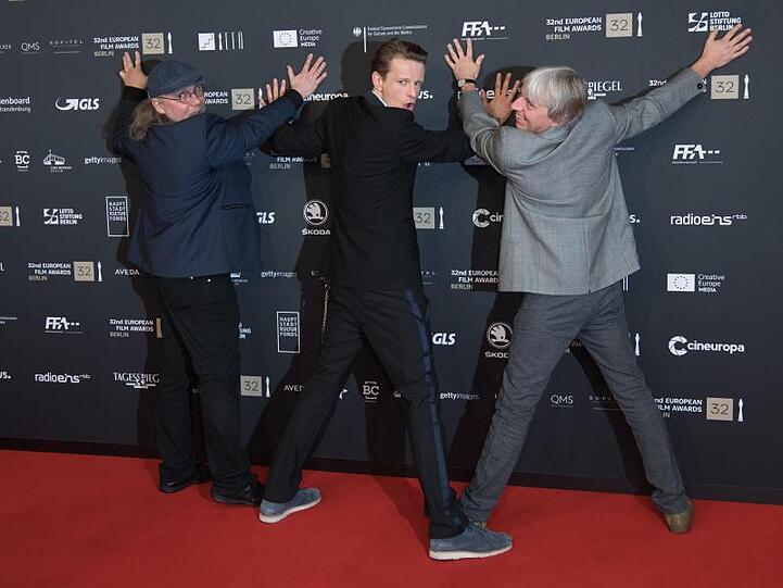 Kameramann Andreas Höfer (l-r), Schauspieler Alexander Scheer und Regisseur Andreas Dresen auf dem Roten Teppich.