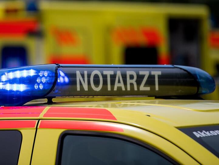 Ein Notarztwagen mit Blaulicht ist zu sehen. Foto: Monika Skolimowska/dpa-Zentralbild/Archiv