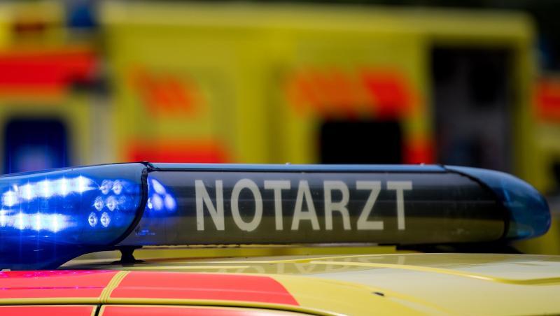 Ein Notarztwagen mit Blaulicht ist zu sehen. Foto: Monika Skolimowska/dpa-Zentralbild/Archiv Ein Notarztwagen mit Blaulicht ist zu sehen. Foto: Monika Skolimowska/dpa-Zentralbild/Archiv