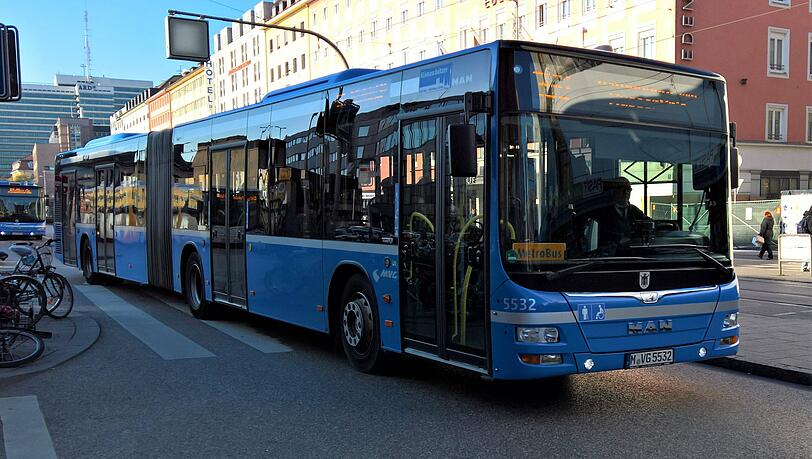 Der Busverkehr in München soll unter anderem durch Ampelschaltungen verbessert werden. (Archivbild)