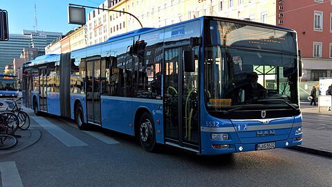 Der Busverkehr in München soll unter anderem durch Ampelschaltungen verbessert werden. (Archivbild)