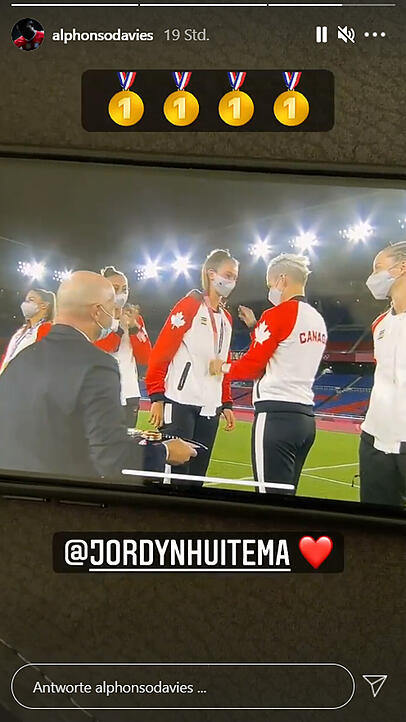 In seiner Instagram-Story feiert Alphonso Davies den Gewinn der Gold-Medaille der kandadischen Frauenfußballmannschaft, in der auch seine Freundin Jordyn Huitema spielt. In seiner Instagram-Story feiert Alphonso Davies den Gewinn der Gold-Medaille der kandadischen Frauenfußballmannschaft, in der auch seine Freundin Jordyn Huitema spielt.