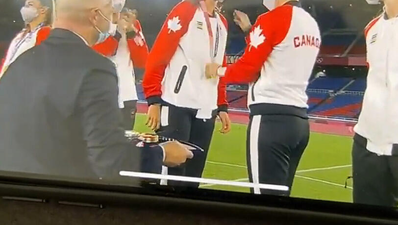 In seiner Instagram-Story feiert Alphonso Davies den Gewinn der Gold-Medaille der kandadischen Frauenfußballmannschaft, in der auch seine Freundin Jordyn Huitema spielt. In seiner Instagram-Story feiert Alphonso Davies den Gewinn der Gold-Medaille der kandadischen Frauenfußballmannschaft, in der auch seine Freundin Jordyn Huitema spielt.