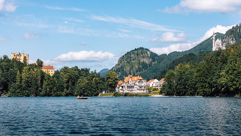 Das AMERON Neuschwanstein Alpsee Resort & Spa am Alpsee umrahmt von den Königsschlössern Neuschwanstein und Hohenschwangau. Das AMERON Neuschwanstein Alpsee Resort & Spa am Alpsee umrahmt von den Königsschlössern Neuschwanstein und Hohenschwangau.