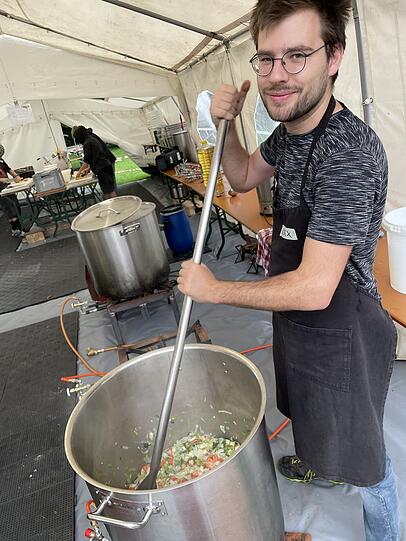 Gegen eine Spende gibts Essen: Alex kocht im Küchenkollektiv Knoblauchfahne.