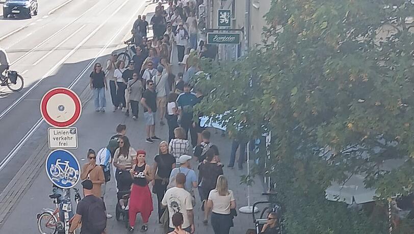 Schon am Samstagmittag geht es auf der Tela zu wie am Stachus. Schon am Samstagmittag geht es auf der Tela zu wie am Stachus.