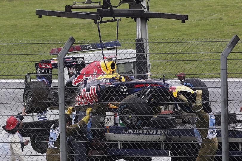 Crash beim Training: Vettel hat seinen Formel-1-Bolide zerschossen. Die Bilder