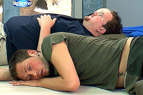 Katerstimmung bei Kevin und Marcel. Bei Big-Brother Teil 8 gab&#039;s offensichtlich öfter mal Hochprozentiges.