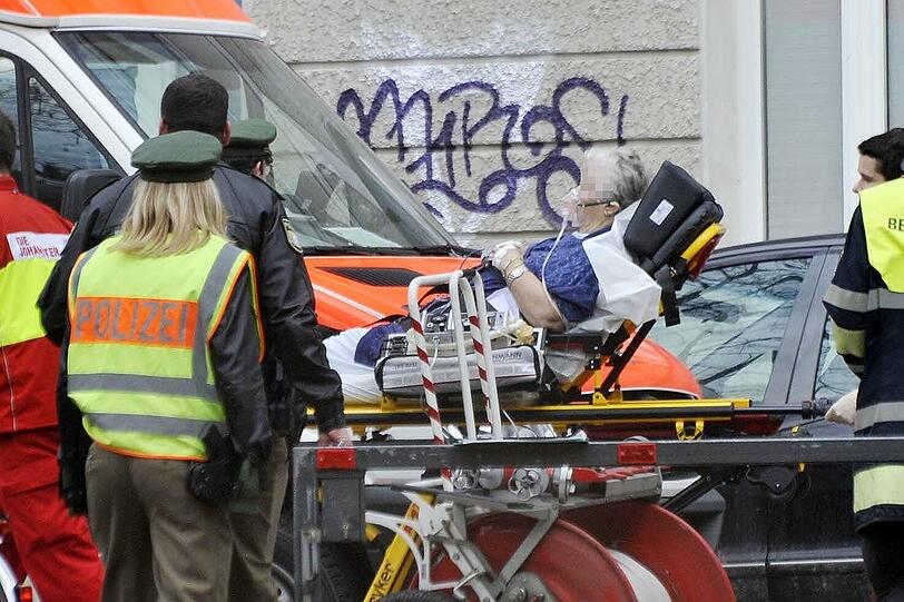 Gerettet: Die 86-jährige Bewohnerin wird von der Feuerwehr auf einer Trage aus dem Haus gebracht.