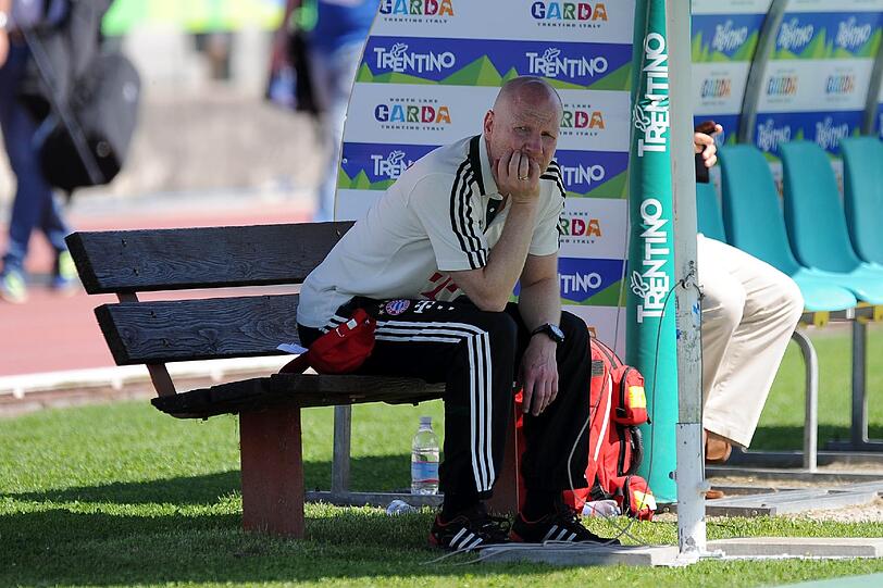 Sportvorstand Matthias Sammer als stummer Trainingsbeobachter auf dem Platz von Arco.