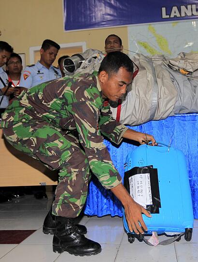 Die indonesische Luftwaffe präsentiert eine Notrutsche und Gepäckstücke aus der abgestürzten AirAsia-Maschine